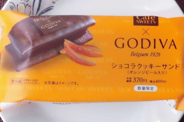 チョココーティングされたチョコクッキーでオレンジピール入りガナッシュクリームをサンド。