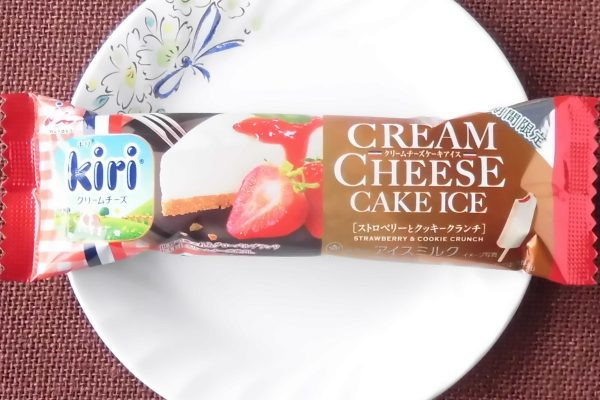 クッキークランチを混ぜ込んだ「Kiri®」クリームチーズ使用のアイスの中にイチゴソースが入った、チーズケーキモチーフのアイスバー。