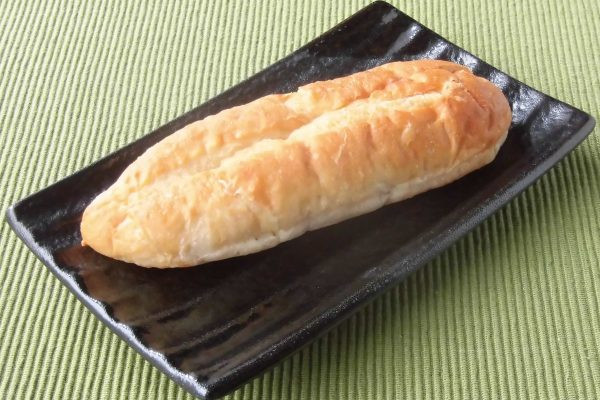 焼き上げたフランスパンに切れ目を入れてメープルバターを仕込み、もう一度焼き上げてあります。