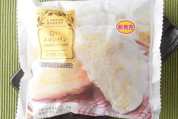 北海道産生クリーム入り生地に真っ白いクッキー生地をかぶせて焼き上げ、ミルククリームとホワイトチョコチップをサンドしたメロンパン。