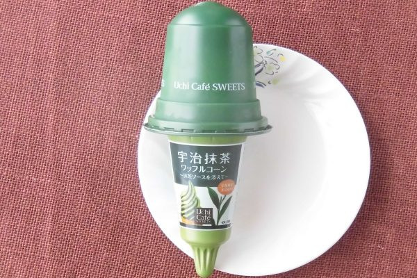 京都府産宇治抹茶のみ使用のアイスに京都府産宇治抹茶使用の甘さを抑えたソースを添えた、抹茶づくしのワッフルコーン。