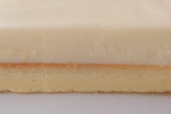 やや黄色味が強く気泡と焼き目が見えるベイクド層と、白っぽく均一なレアチーズ層。