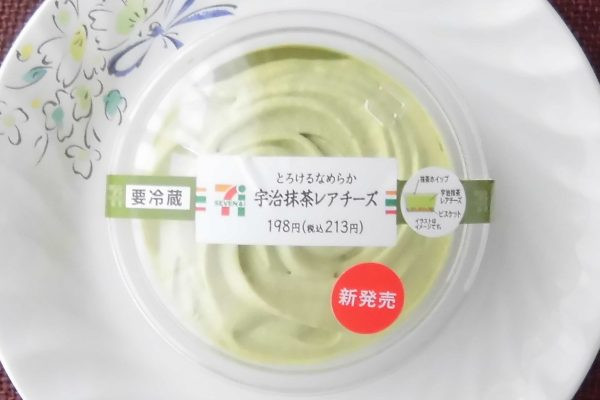 クッキーを敷き詰めた上にクリーミーな抹茶チーズムースを乗せ、抹茶ホイップを盛り付けた濃厚な味わいのレアチーズ。