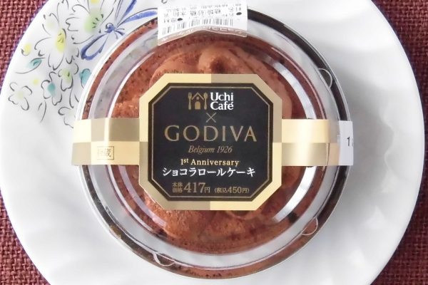 ジャンドゥーヤを絡めたクレープ生地を混ぜ込んだチョコレートクリームをしっとりとしたチョコスポンジで包み、チョコクリームやココアでデコレーションしたケーキ。