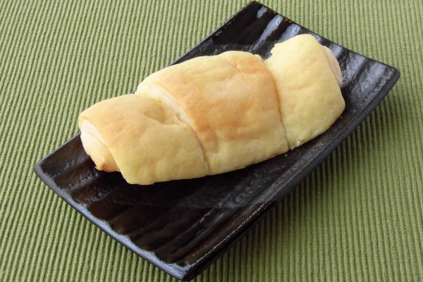 レモン色のクッキー生地をかぶったクロワッサン。