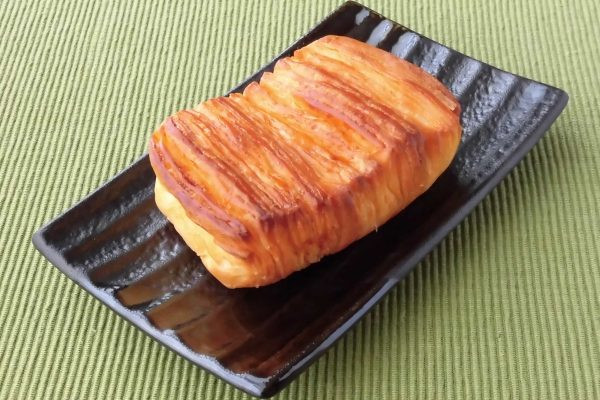 小型の角食のような、直方体のパン。