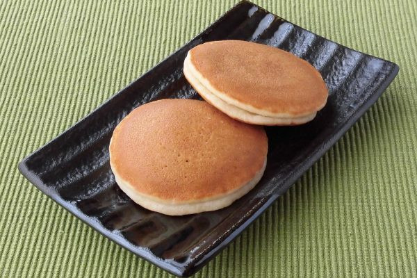 奇麗な焼き目のついたパンケーキ2枚、間にクリームをサンドしてあります。