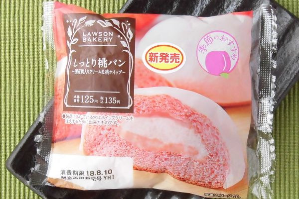 果肉入り白桃クリームを包んだ生地に桃色の皮をかぶせて焼き上げ白桃ホイップを注入した、見た目も味も桃なパン。