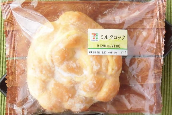 牛乳を練り込んだ生地にシュー生地をかぶせて焼き上げ、カスタードとホイップをサンドした菓子パン。