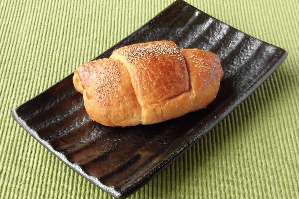 クロワッサン型に成形された生地。