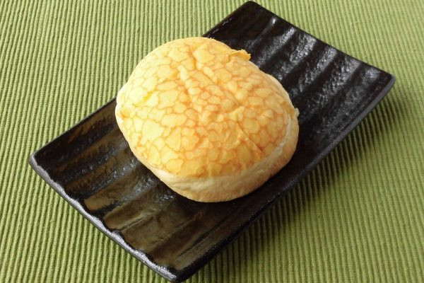 丸く背の高いパンに、独特の網目のような焼き目がついたクレープがかぶせられています。