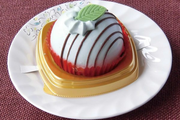 薄水色の丸いドームに、チョコソースが線掛けされています。