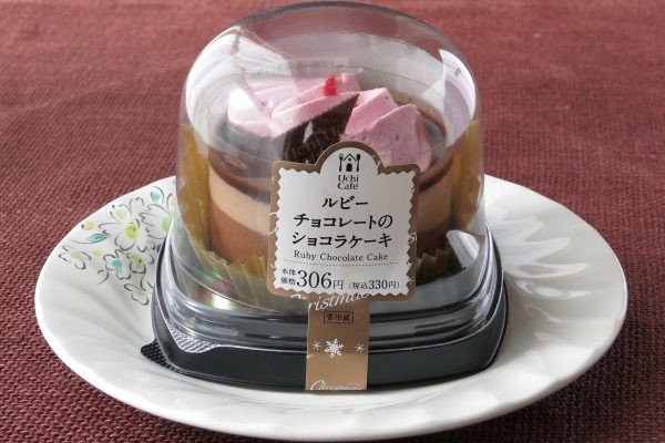 ルビーチョコガナッシュをダークチョコムースとミルクチョコムースで覆い、ルビーチョコホイップでデコレーションしたケーキ。