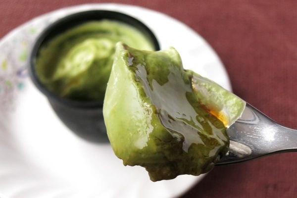 つややかな抹茶プリンの底には、カラメルソースが敷かれています。