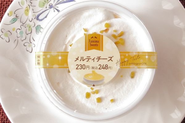 とろりなめらかなチーズケーキにホイップクリームとピスタチオをトッピング。