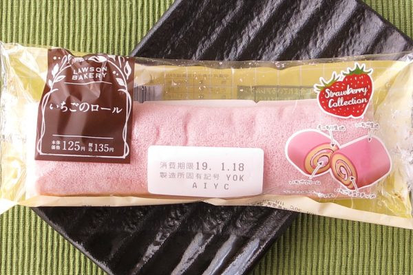 いちごクリームといちごチョコチップを、いちご果汁入りとプレーンの二層生地で巻き込んだロールケーキ。