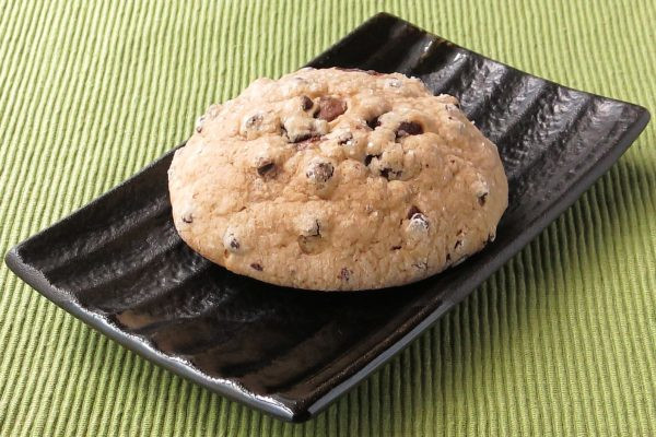 ごつごつざらりとした茶色い肌にちりばめられたチョコチップ。