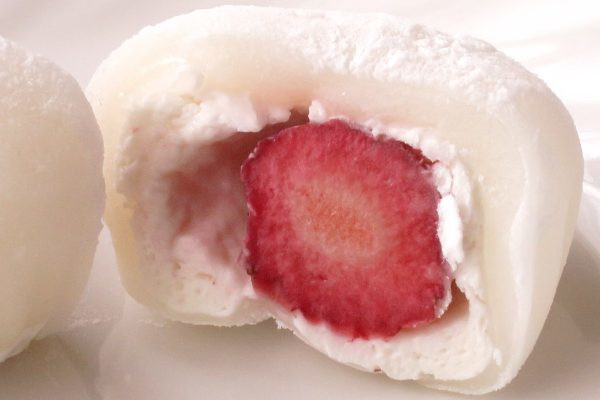 お餅の中には純白のクリームと真紅の苺、まるで日の丸のよう。