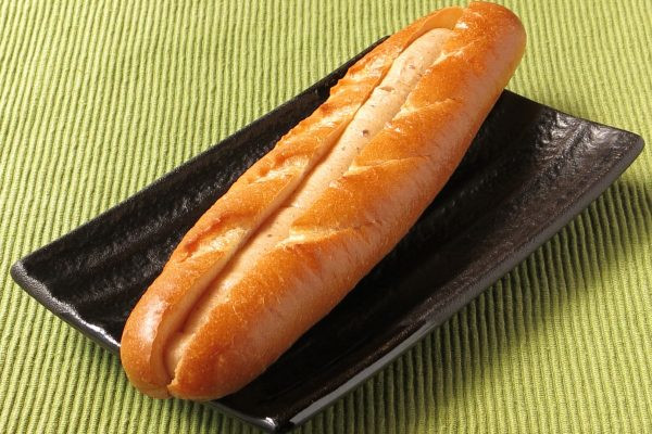 クープは4本斜めに入った細長いフランスパン。
