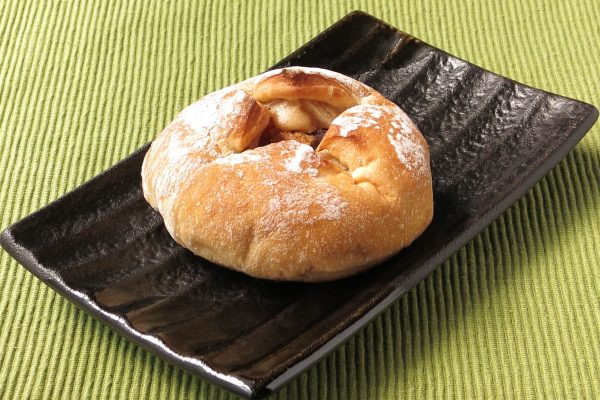 打ち粉をかぶった丸い姿のフランスパン。