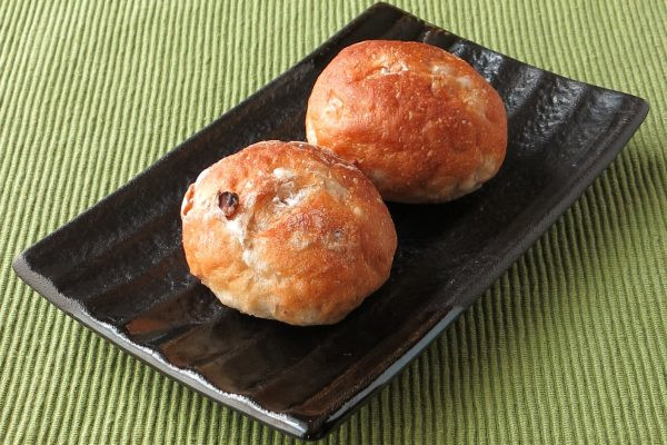 フランスパン風のしっかりした皮の、ころんと丸いパン2個入り。