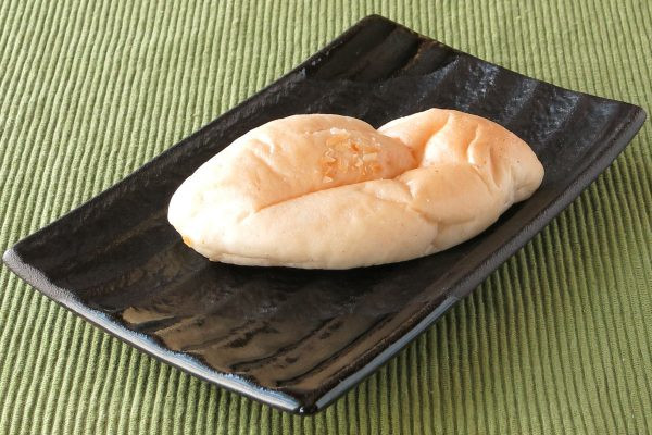 薄く焼き目がついた、紡錘形のパン。