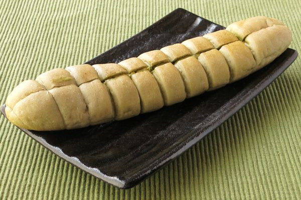 うっすら焼き目がついた、抹茶色のちぎれるフランス。