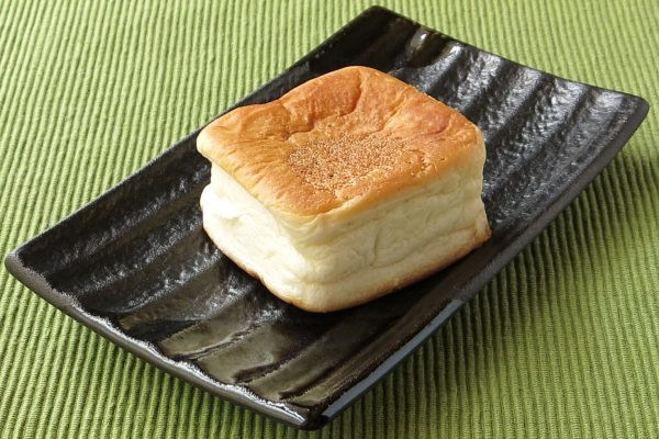 クラムとクラストが逆転したミニ食パン風の角パンスタイル。