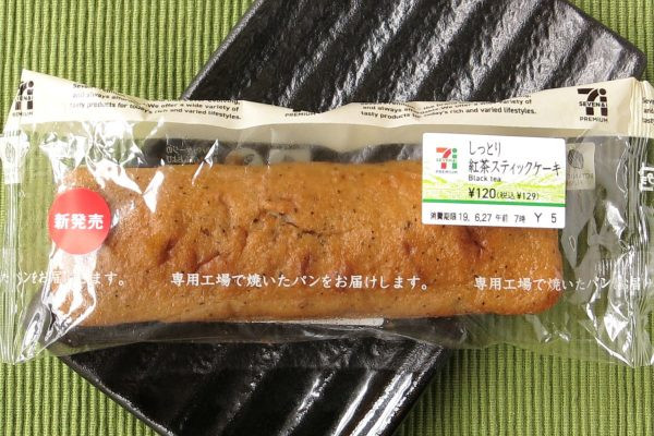 紅茶とはちみつを加えた生地を、しっとり焼き上げたスティックケーキ。