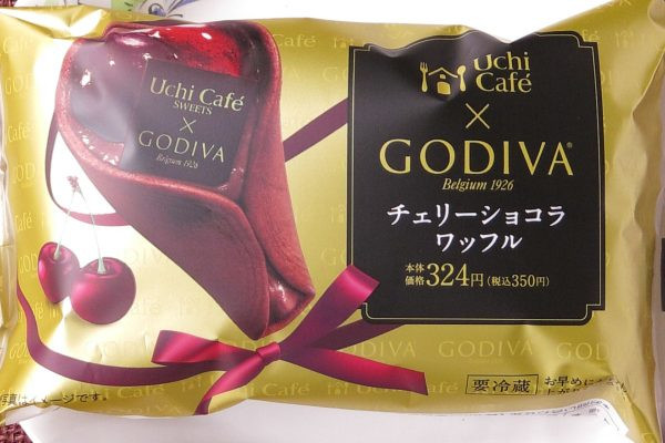 チョコクリームとアメリカンチェリーにラズベリーソースを添え、しっとり柔らかな生地で包んだショコラワッフル。