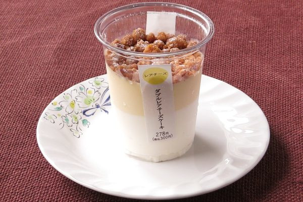 茶色いクッキー、黄色いレアチーズ、白いレアチーズが重ね合わされています。