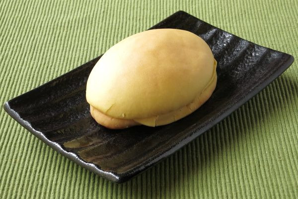 すべすべの黄色い皮をかぶった紡錘形のパン。