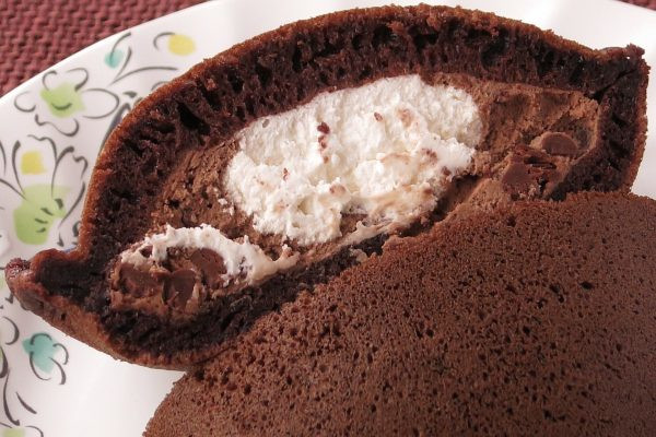 ホイップとチョコクリーム、そしてチョコチップがぎっしり詰まっています。