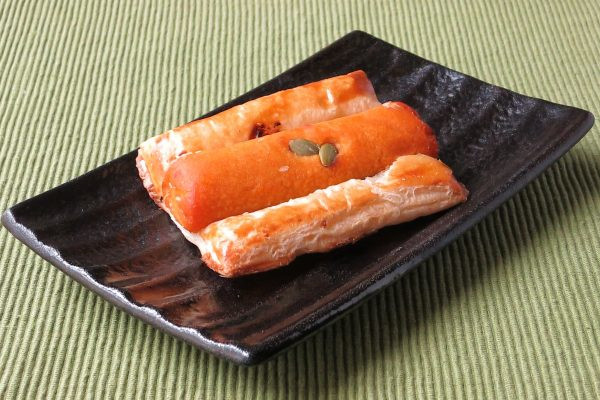 四角いパイ生地に、円筒状のかぼちゃ餡をのせて焼き上げてあります。