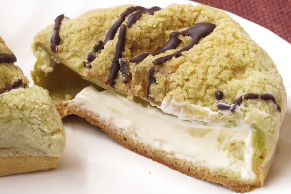 薄手の柔らかい皮の中に、メロン風味のクリーム。