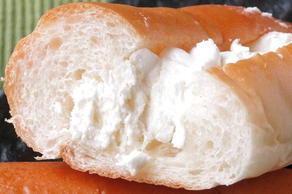 パンを押しのけんばかりに詰まった純白のホイップ。