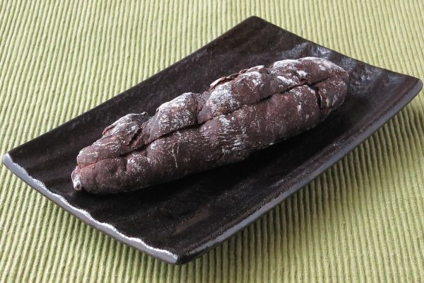 チョコレート色の細長い生地をスライスしてクリームをサンドしてあります。
