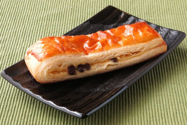 帯状の生地を二つ折りにし、卵黄でつやを出しています。