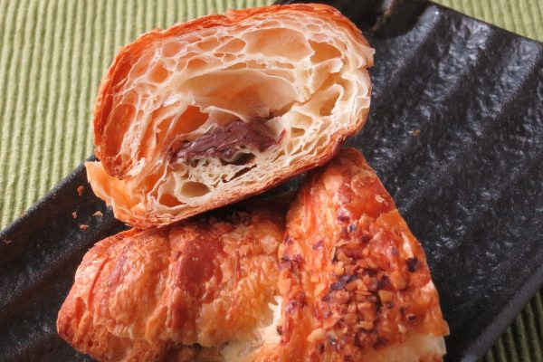 薄い層が折り重なる中にサンドされた、ミルクチョコ色のクリーム。
