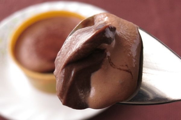 ミルクチョコ色のクリームの下に、ダークチョコ色のショコラが敷かれています。