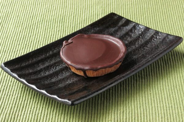天面をチョコでコーティングされたタルト。