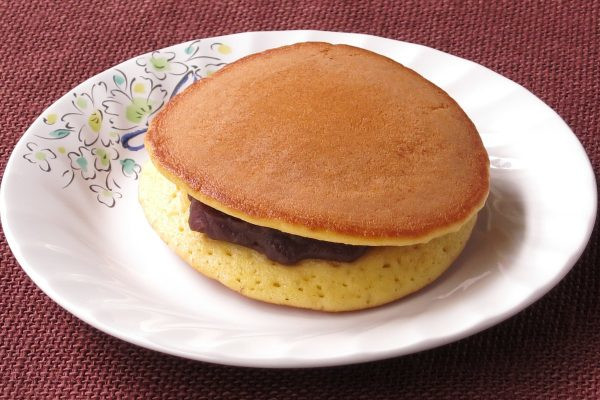 きれいな焼き目のついたどら焼き生地。