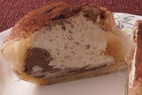 薄手の皮の中に、チョコチップ入りホイップとチョコホイップがぎっしり詰まっています。