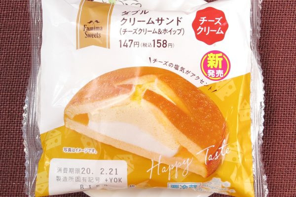 チーズクリームとホイップクリームをスポンジでサンドし、粉チーズをトッピングしたスイーツ。