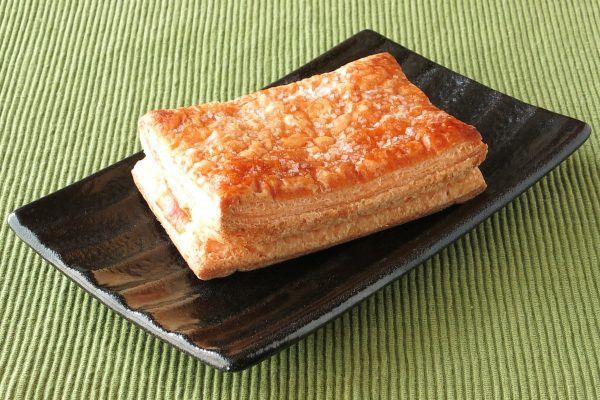 香ばしく焼き上げられた長方形のパイ。