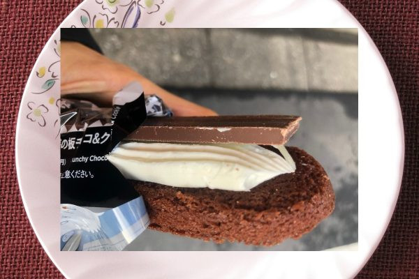 細長い短冊形のチョコとクッキーで、ぽってりしたミルククリームをサンド。