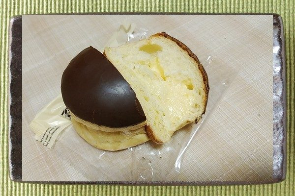 チョコがドーム屋根のようになった薄黄色の円錐台形、中にはカスタードクリーム入り。