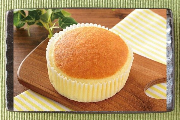 ラムレーズンを敷いた上にチーズペースト使用の生地を乗せて蒸し上げたケーキ。