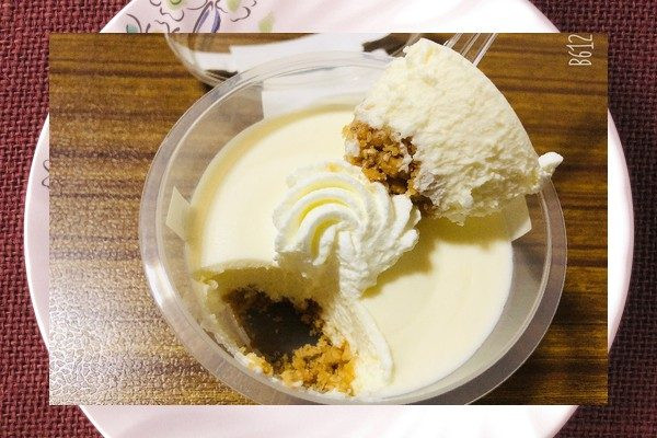 たっぷりのホイップ、クリーム、クッキーが重ねられています。