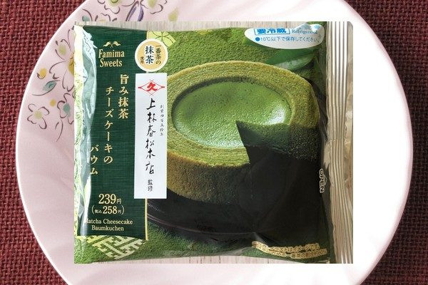 一番茶の抹茶を使用し、抹茶チーズケーキを抹茶バウムに入れて焼き上げたスイーツ。